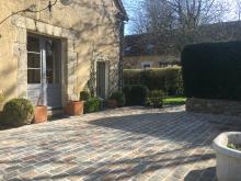 Réfection de terrasse en pavés Porphyre posés sur chape et couronnement des murets en pierre. (Après)