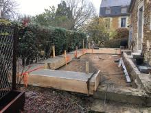 Réfection de terrasse en pavés Porphyre posés sur chape et couronnement des murets en pierre. (Pendant)