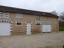 Réduction d'une porte de garage en porte d'entrée, en pierre et briques, linteau avec voussoirs. (Avant)