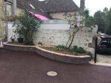 Réfection d'une cour en enrobé rouge et reprise des murets des jardinières. (Après)