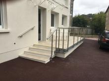 Réfection d'une cour en enrobé rouge et reprise des murets des jardinières. (Après)