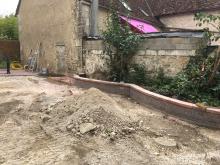 Réfection d'une cour en enrobé rouge et reprise des murets des jardinières. (Pendant)